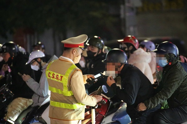 Traffic police check alcohol concentration during Tet holiday. Photo: Traffic Police Department