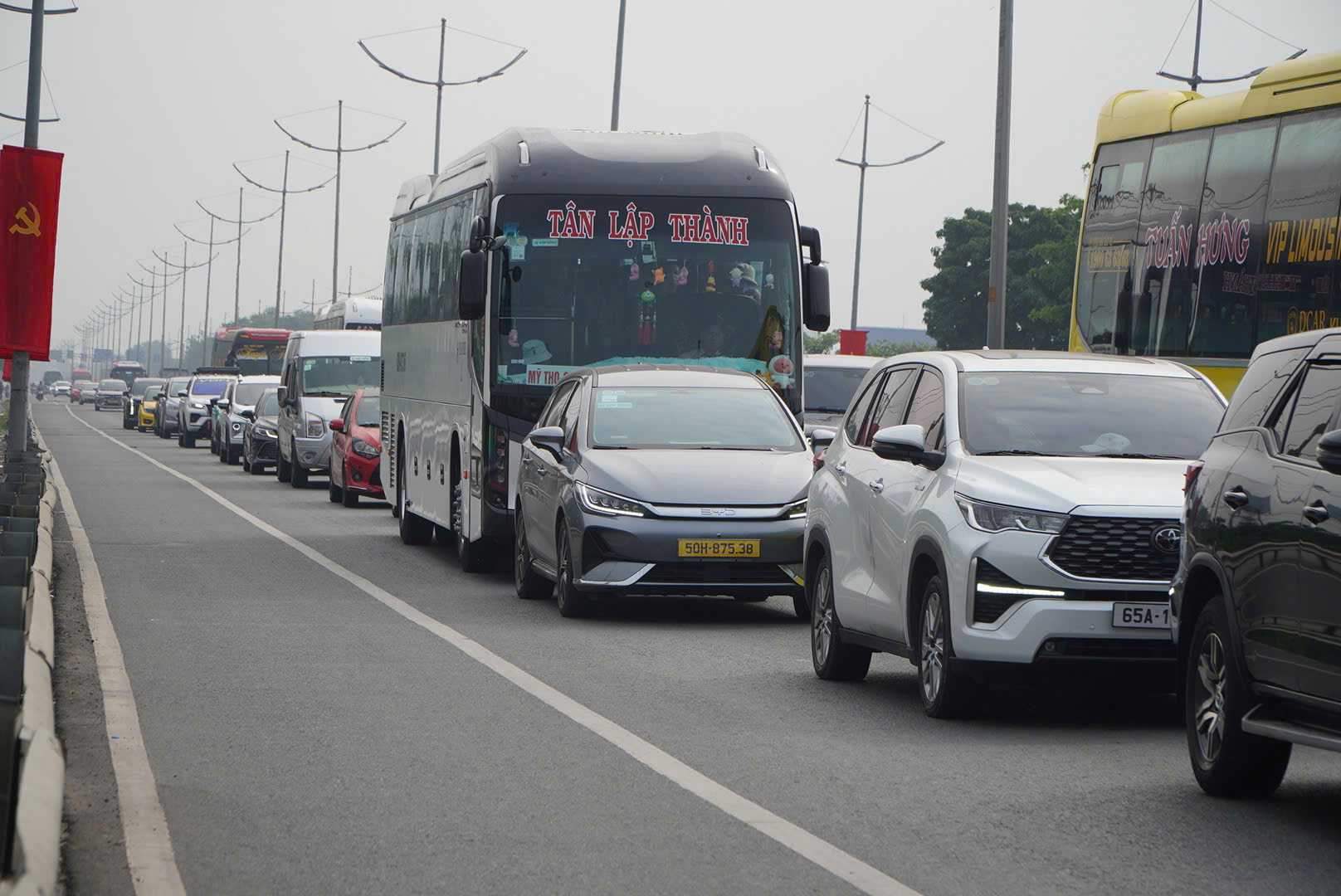 Đường dẫn vào cao tốc TPHCM - Trung Lương (đoạn từ nút giao cầu vượt Bình Thuận đến Võ Trần Chí) xe đông, di chuyển chậm. Ảnh: Chân Phúc