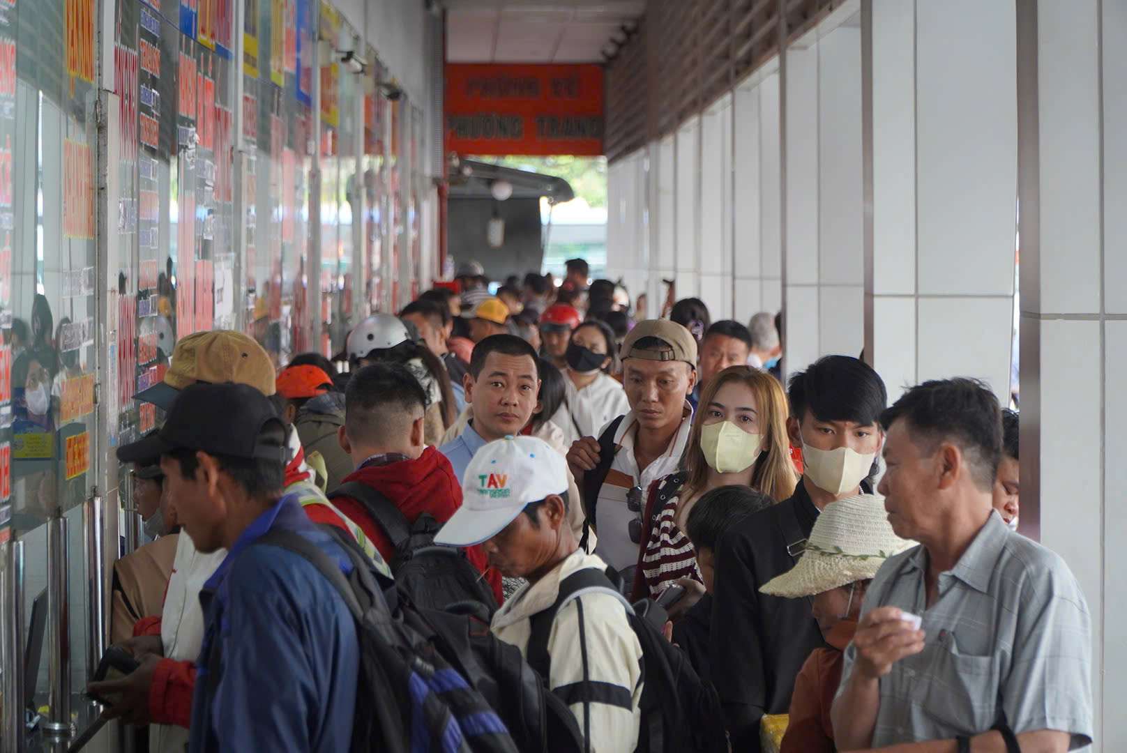 Tại các quầy bán vé cũng rất nhộn nhịp. Ảnh: Chân Phúc