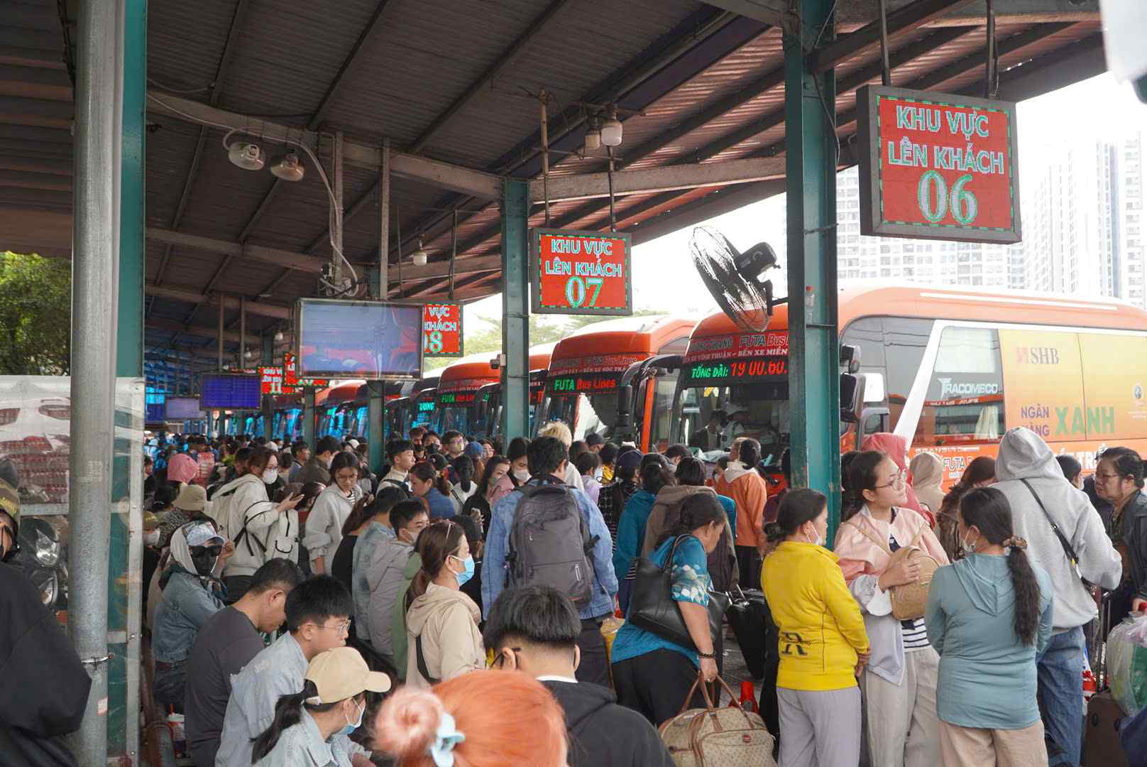 Bên trong bến xe, người dân đứng đông chờ lên xe. Ảnh: Chân Phúc