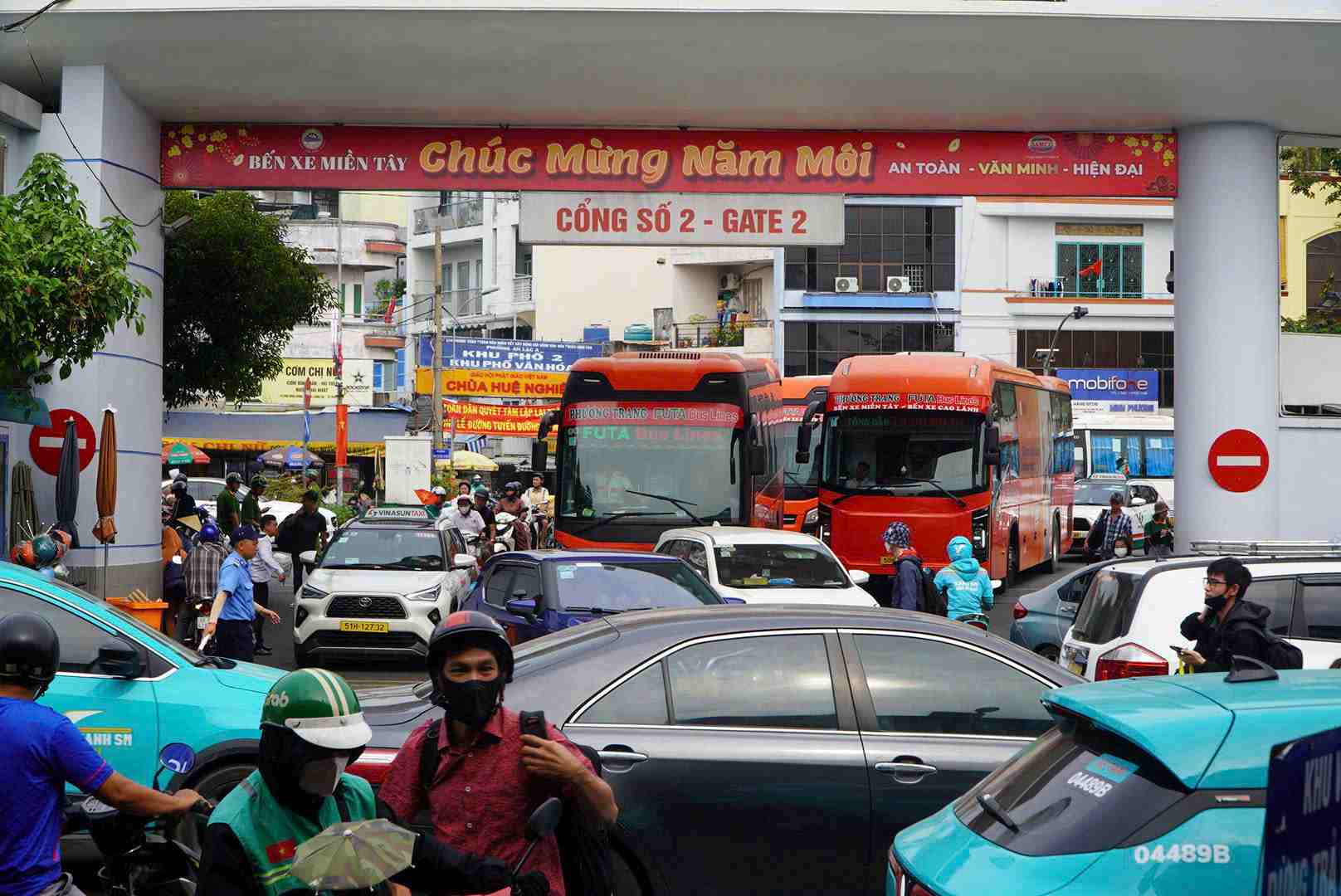 Lối vào bến xe miền Tây giao thông đông đúc. Ảnh: Chân Phúc