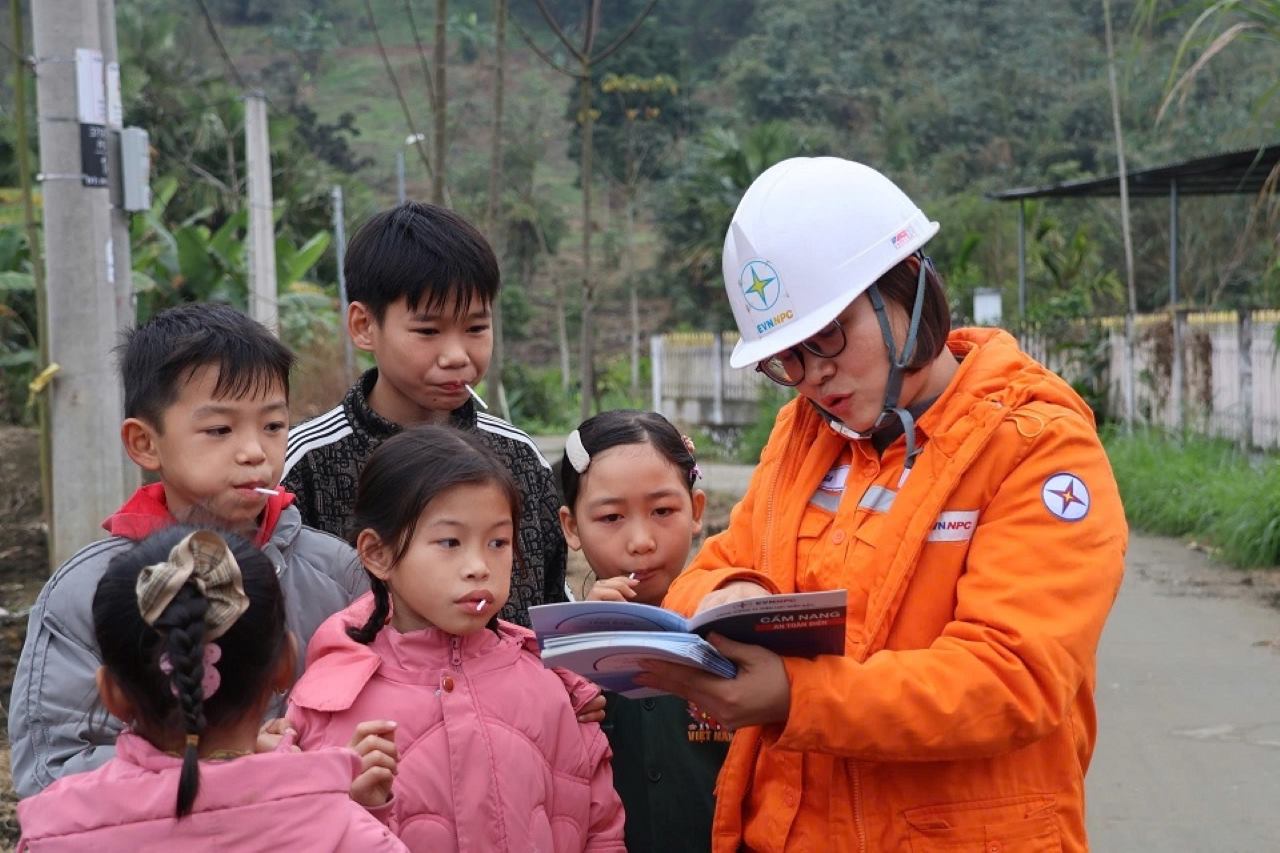 Hướng dẫn cẩm nang an toàn điện cho các em nhỏ tại thôn Thâm Pất. Ảnh: Thu Hiền