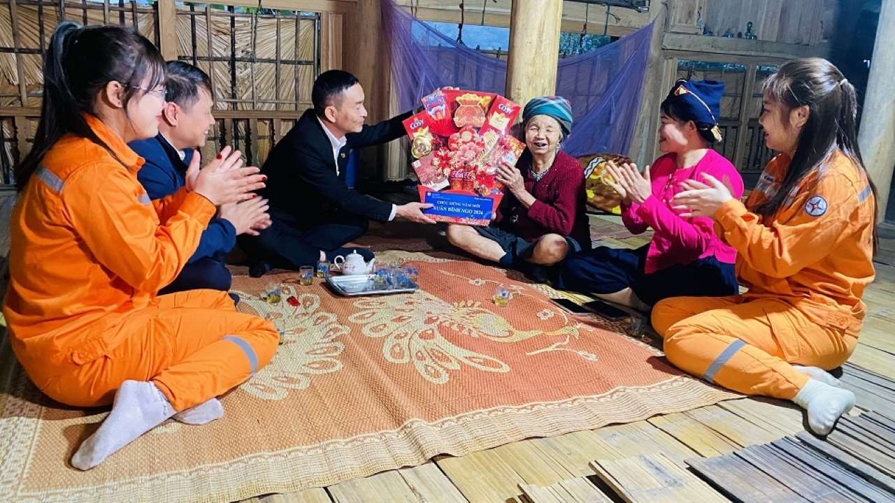 Điện lực Lào Cai trao quà tết cho hộ nghèo trên địa bàn thôn Thâm Pất. Ảnh: Thu Hiền