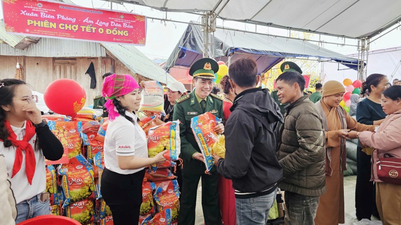 Da Nang brings the 0-dong Tet market to the border, taking care of Tet for people in mountainous areas. Photo: Hoang Bin