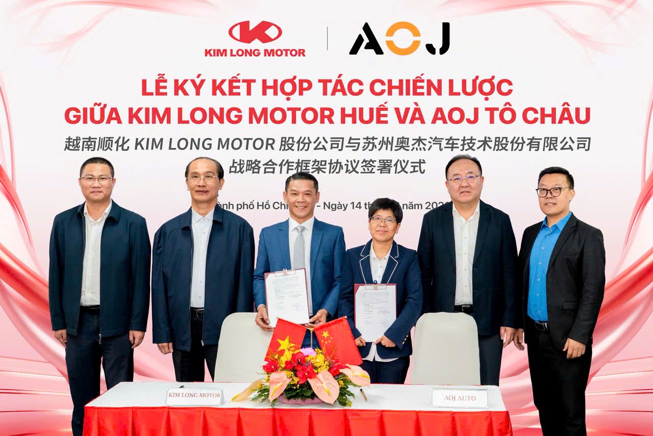 Kim Long Motor and AOJ Suzhou Automobile Joint Stock Company sign strategic cooperation agreement. Photo: Kim Long