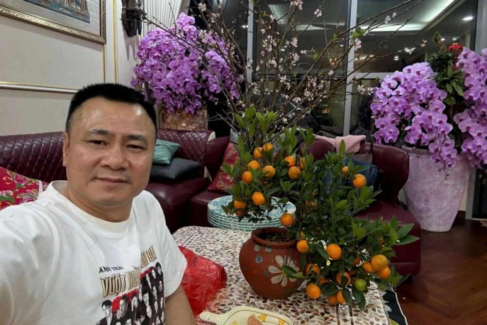 Tự Long chia sẻ hình ảnh phòng khách rực rỡ sắc hoa. Ảnh: Nhân vật cung cấp