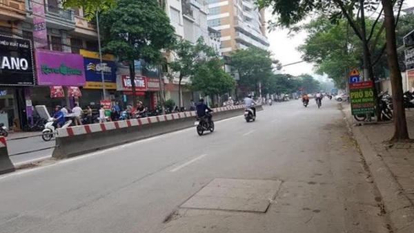 Hanoi diverts traffic to serve the construction of the To Lich - Ta Nhue drainage project. Photo: Tien Thanh