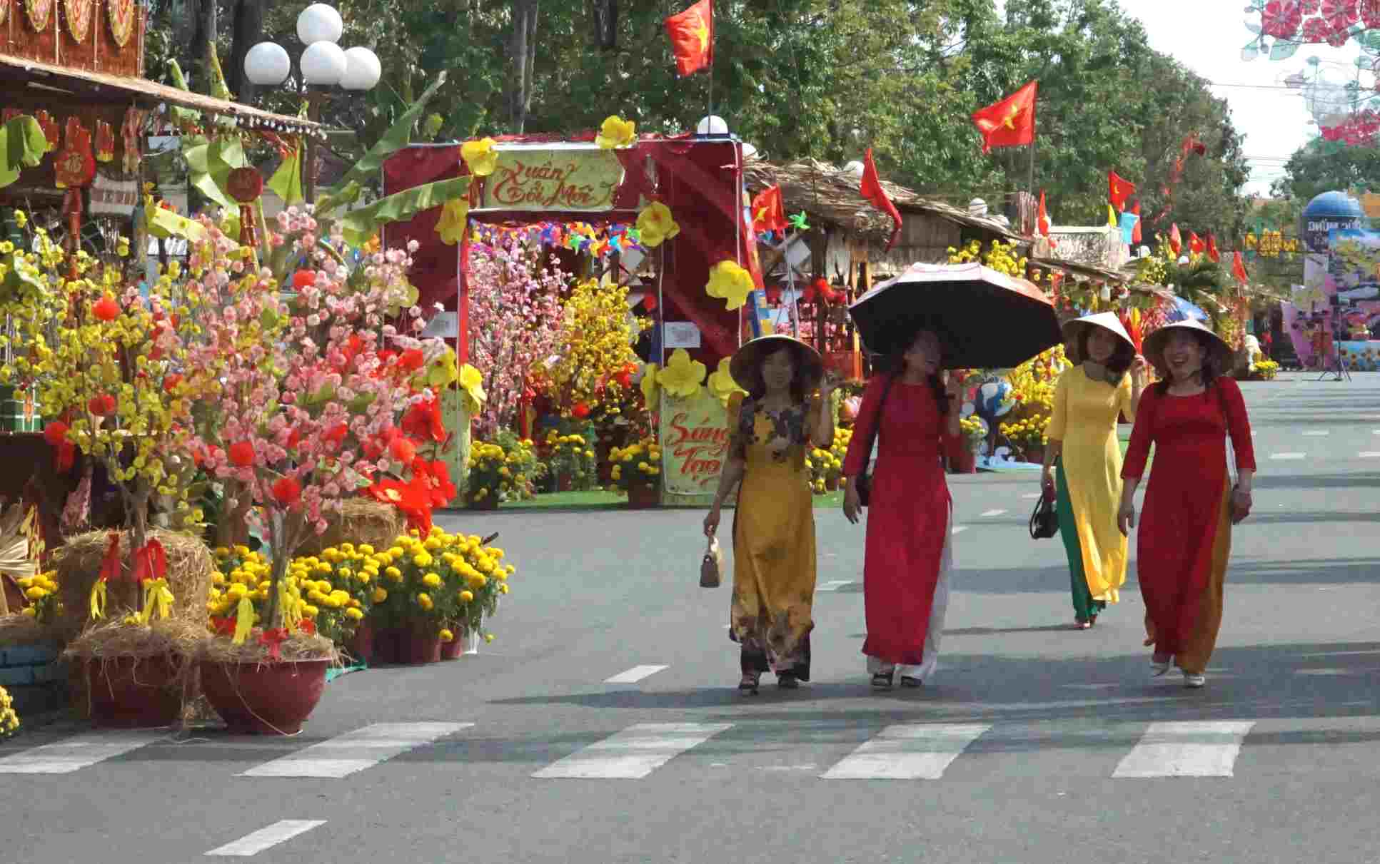 Nhiều người đến chụp ảnh tại Hội xuân năm 2026. Ảnh: Nhật Hồ.