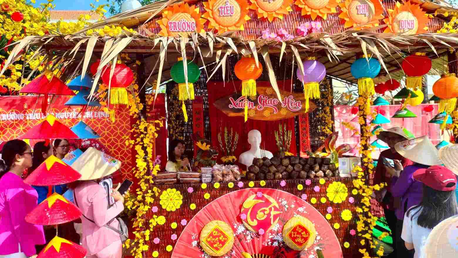 Mang chợ quê về Hội xuân tại phường Bạc Liêu, tỉnh Cà Mau. Ảnh: Nhật Hồ.