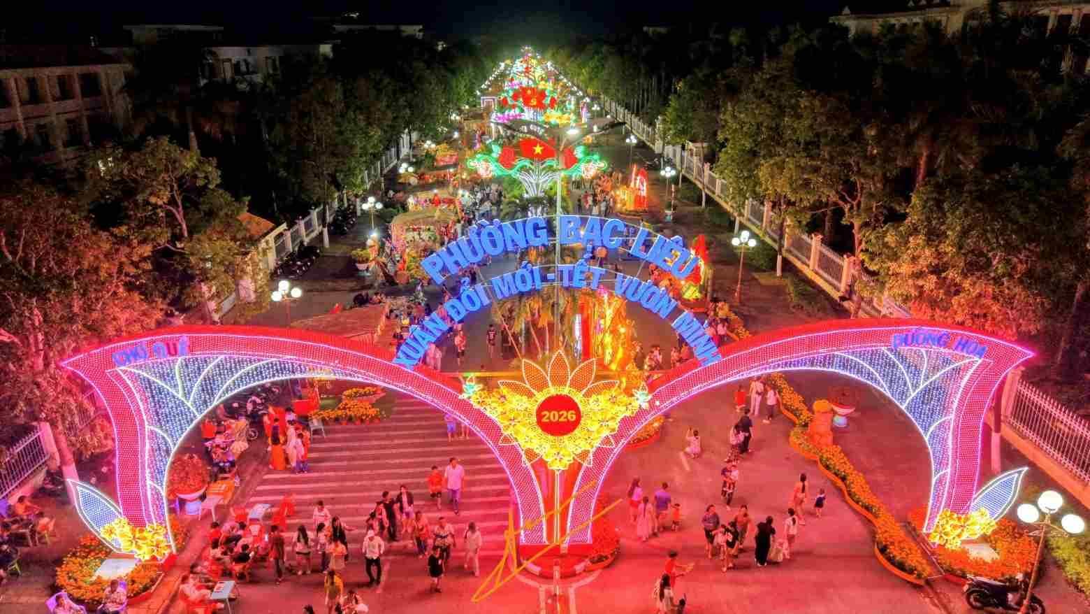 El Festival de Primavera con el tema "Primavera de renovación - Tết vươn mình" que tuvo lugar en el barrio de Bạc Liêu, Cà Mau fue bastante grandioso. Foto: Nhật Hồ.