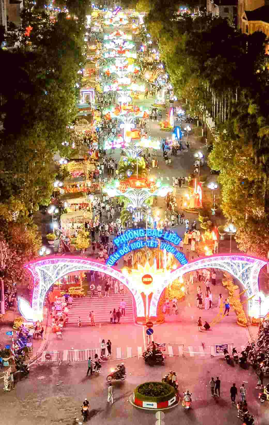 Rất đông du khách đến thưởng lãm tại Hội xuân phường Bạc Liêu 2026. Ảnh: Nhật Hồ.