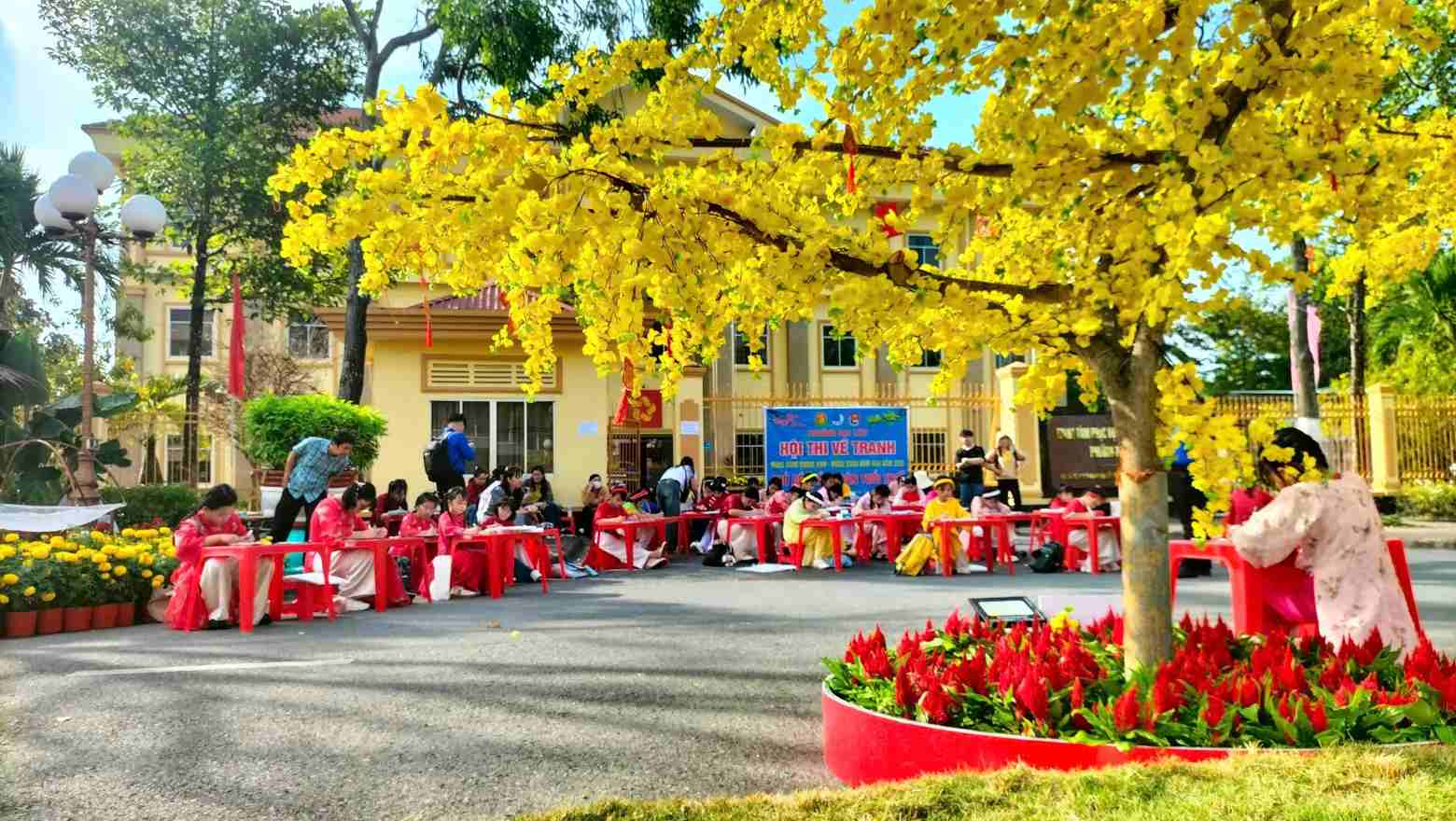 Cuộc thi vẽ tranh thu hút nhiều thí sinh nhí tham gia. Ảnh: Nhật Hồ.