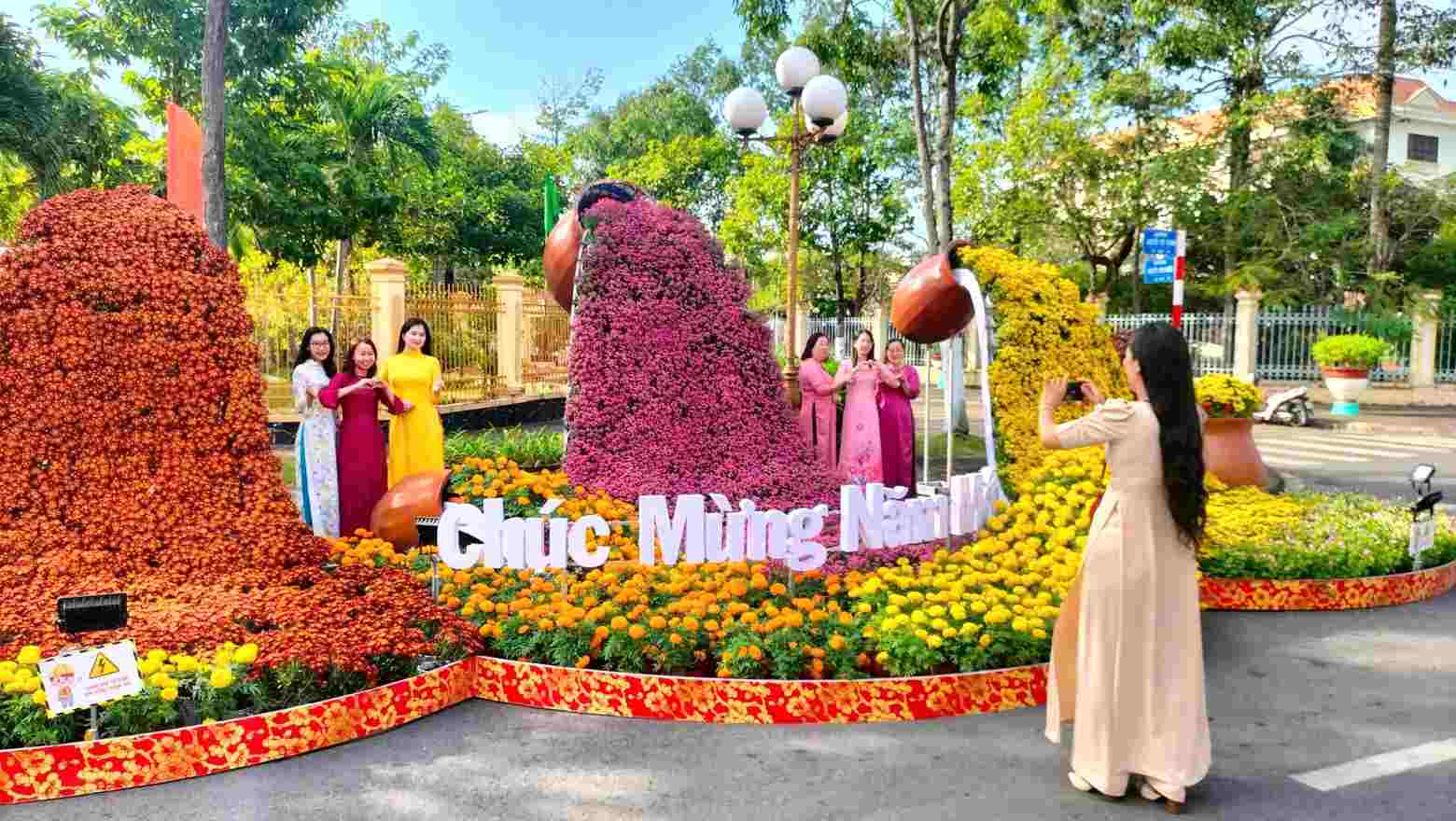 Du xuân tại phường Bạc Liêu. Ảnh: Nhật Hồ.