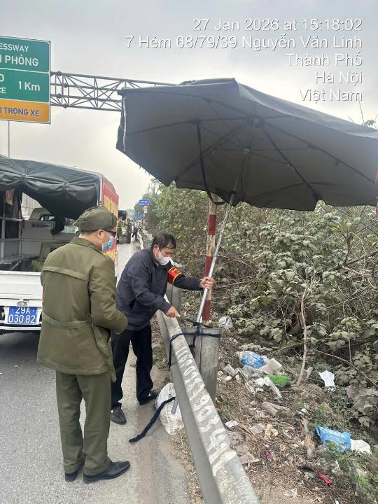 고속도로에서 위반 행위를 단속하는 기능 부대. 사진: 롱비엔 공안