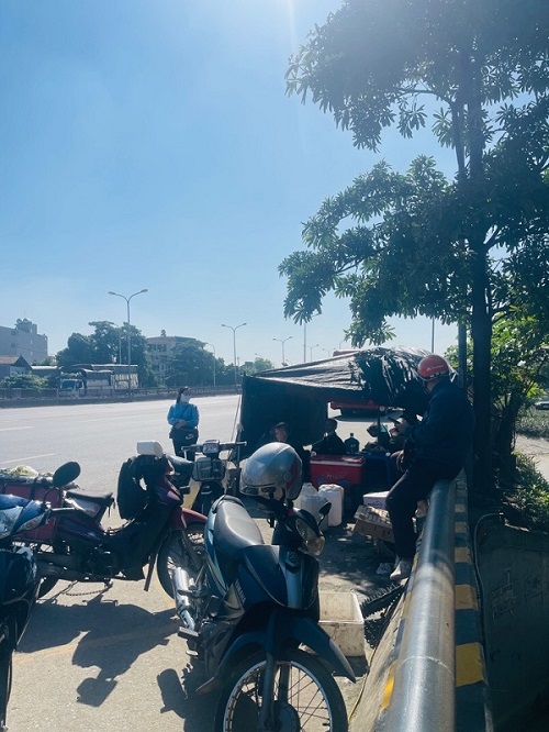 Bán hàng rong bến xe Bầu. Ảnh: Công dân phản ánh