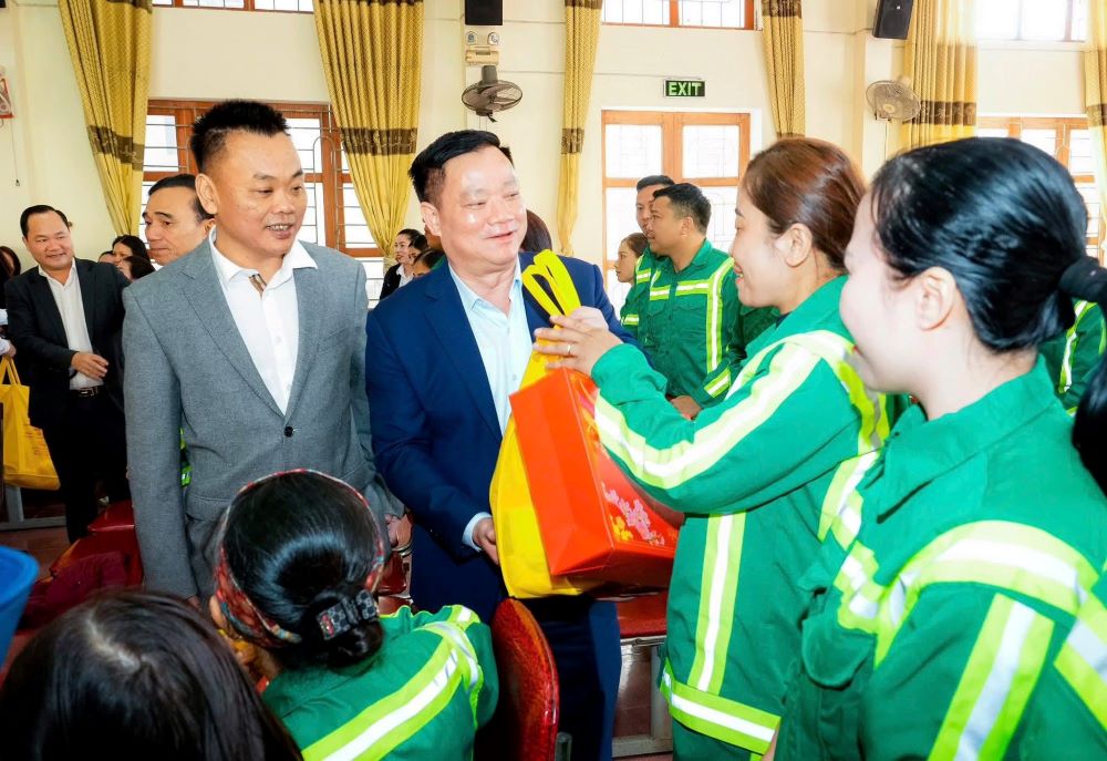 Nghe An Provincial Party Secretary presents Tet gifts to workers in difficult circumstances. Photo: Ngoc Anh