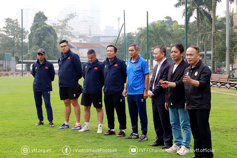 Lãnh đạo Bộ Văn hóa, Thể thao và Du lịch, Cục Thể dục Thể thao Việt Nam và Liên đoàn bóng đá Việt Nam tại buổi gặp gỡ. Ảnh: VFF