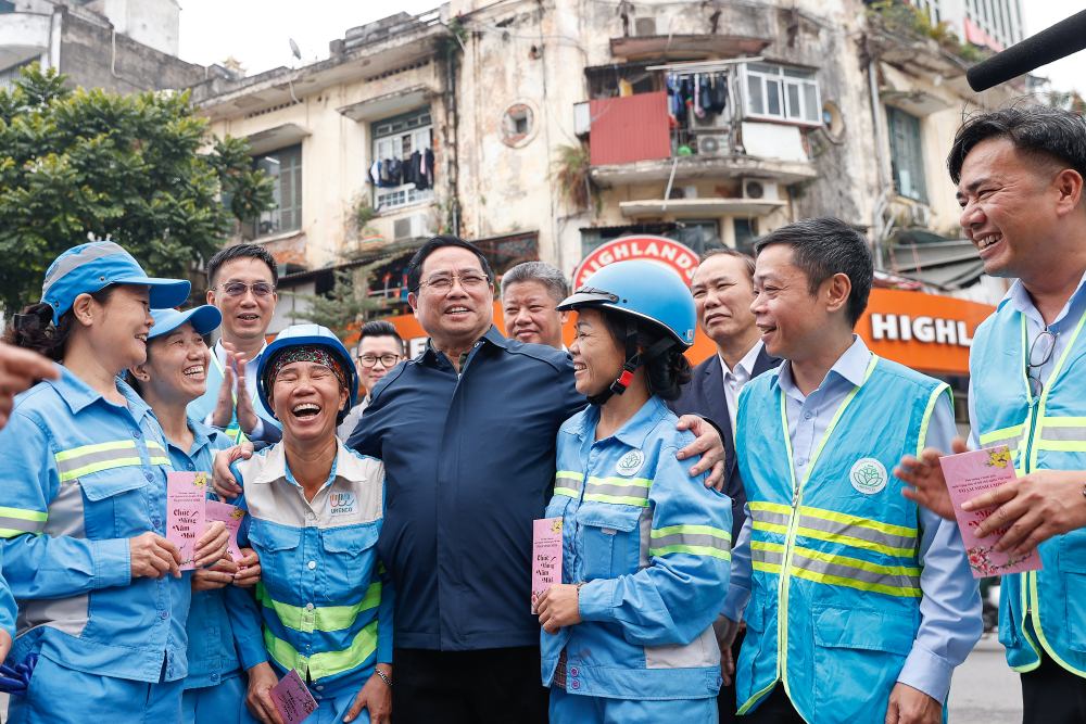 Prime Minister Pham Minh Chinh visits and encourages urban environmental workers on duty at Hanoi station. Photo: VGP/Nhat Bac