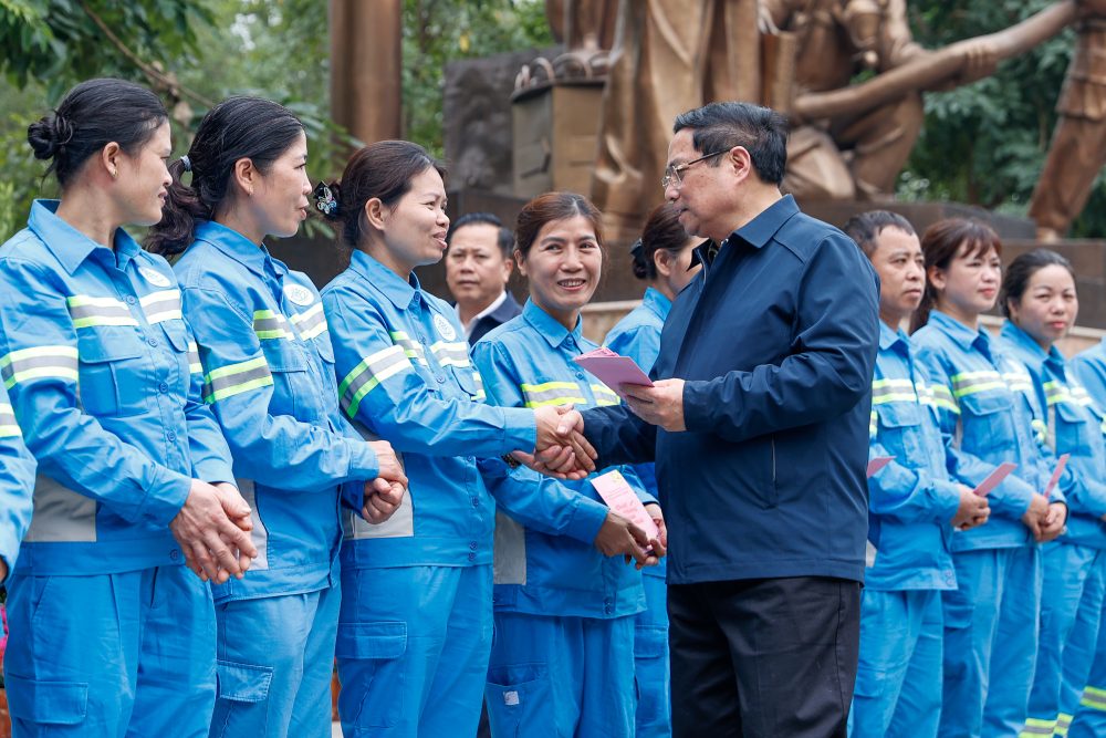 Thủ tướng Chính phủ thăm và động viên công nhân môi trường đô thị đang thực hiện nhiệm vụ tại Phố Trần Nhân Tông. Ảnh: Nhật Bắc  