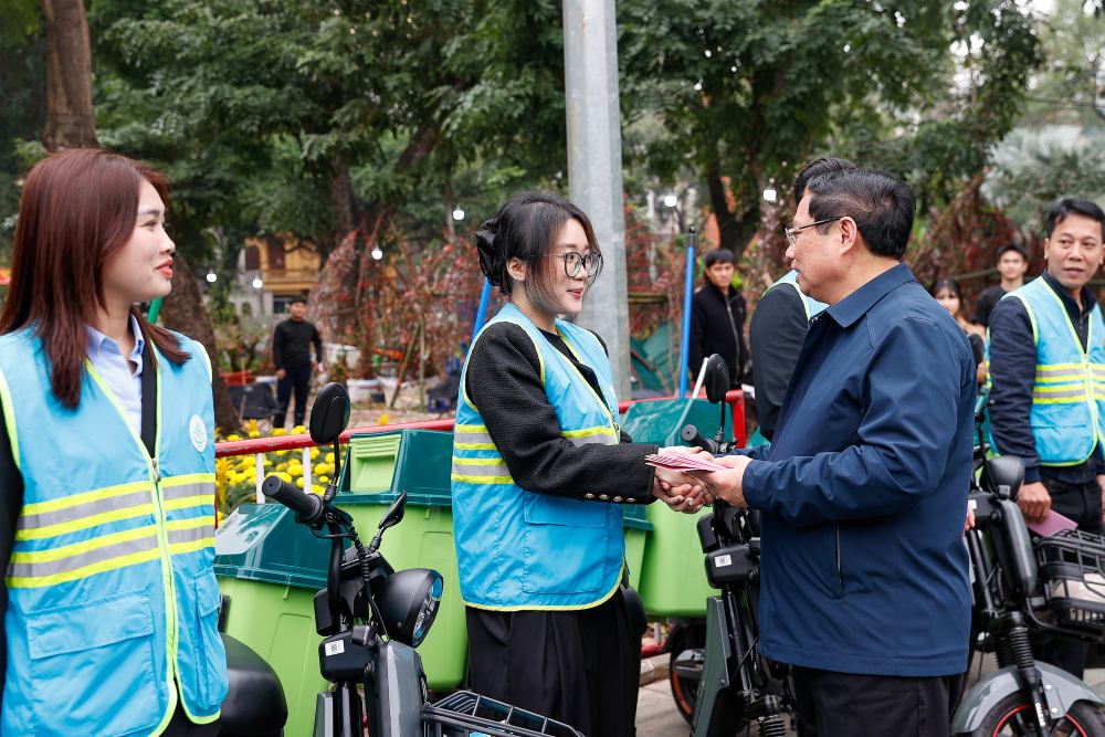 Thủ tướng Chính phủ thăm và động viên công nhân môi trường đô thị đang thực hiện nhiệm vụ tại phố Trần Nhân Tông. Ảnh: Nhật Bắc  