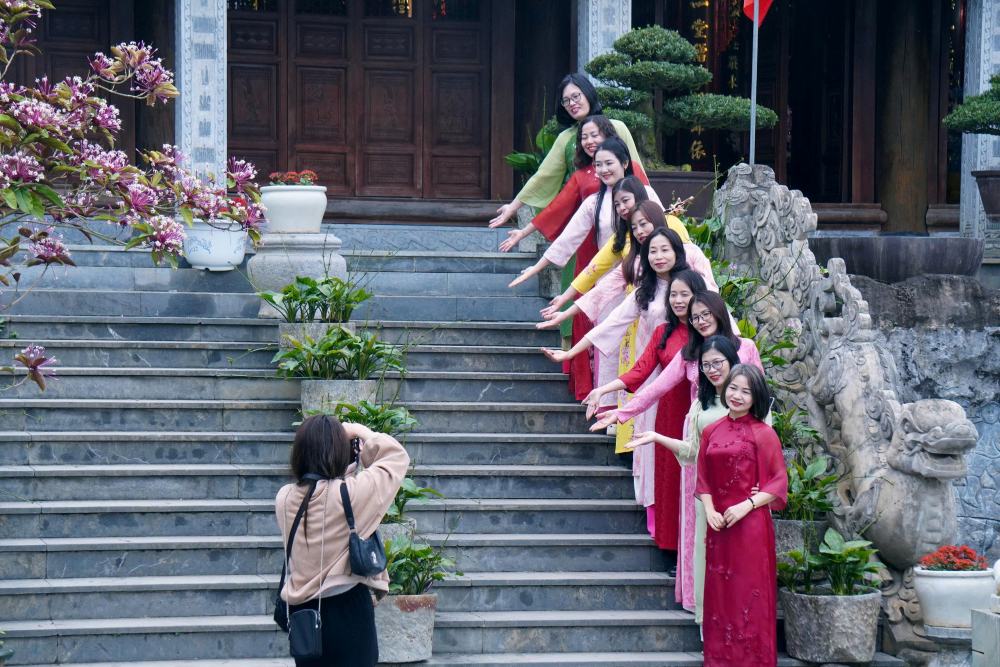 Không chỉ các bạn trẻ, chùa Đông Sơn Cổ Tự cũng là điểm check-in lý tưởng cho các mẹ, các chị. Ảnh: Quách Du