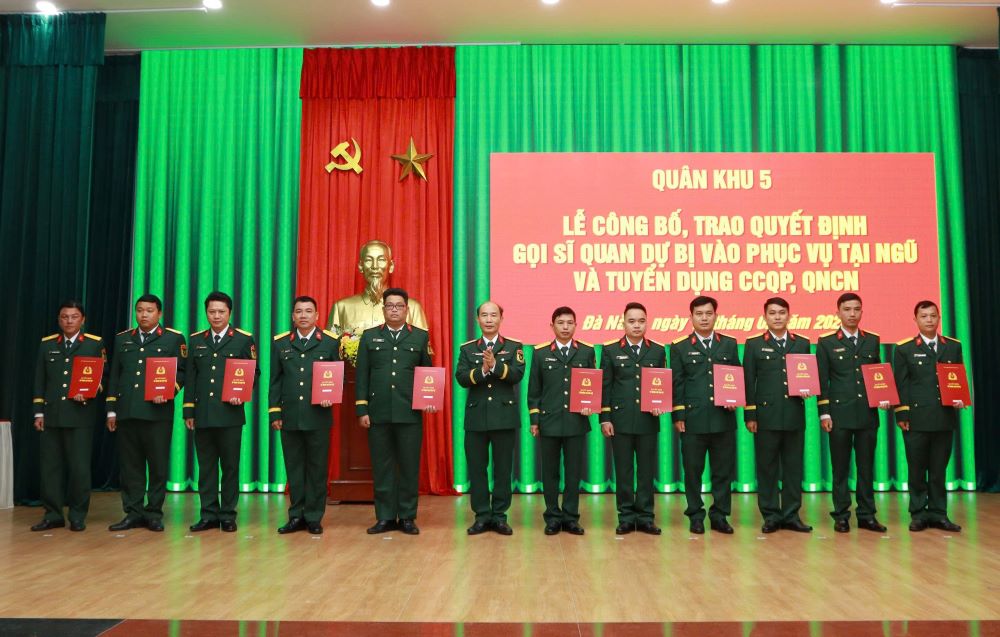 Bộ Chỉ huy Quân sự (CHQS) thành phố Đà Nẵng tổ chức Lễ công bố, trao quyết định của Bộ Quốc phòng về việc gọi sĩ quan dự bị vào phục vụ tại ngũ và tuyển dụng quân nhân chuyên nghiệp (QNCN). Ảnh: Quang Cường