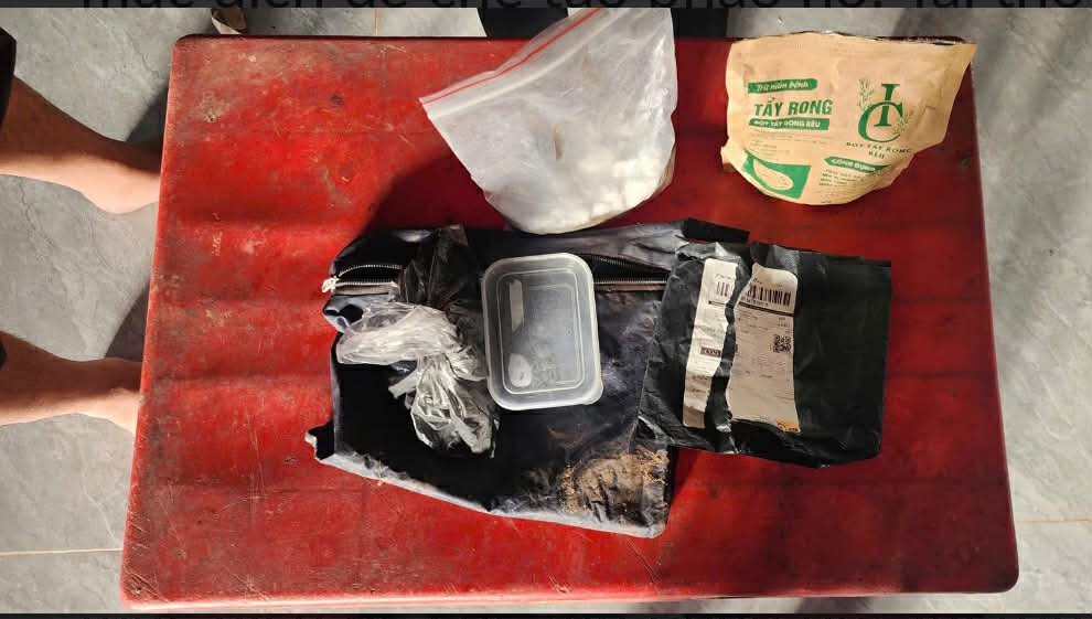 Công an xã Ia Lốp (tỉnh Đắk Lắk) thu giữ các vật dụng em H.M.Q mua về để chế tạo pháo nổ trái phép. Ảnh: Bảo Trung