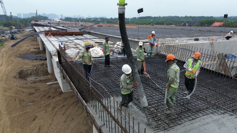 Workers at the Ring Road 3 construction site maintain the "3 shifts, 4 crews" construction rhythm throughout Binh Ngo Tet to ensure the goal of traffic opening on schedule on June 30, 2026. Photo: Anh Tu