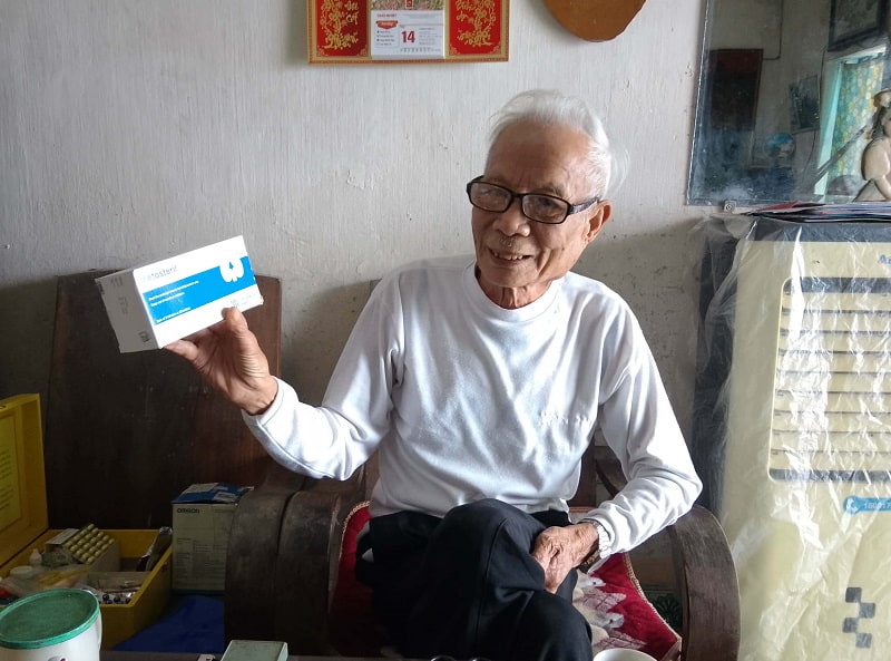 Mr. Dang is happy and assured to buy medicine to drink and prepare for Tet when receiving allowances for people with meritorious services. Photo: Minh Huong.