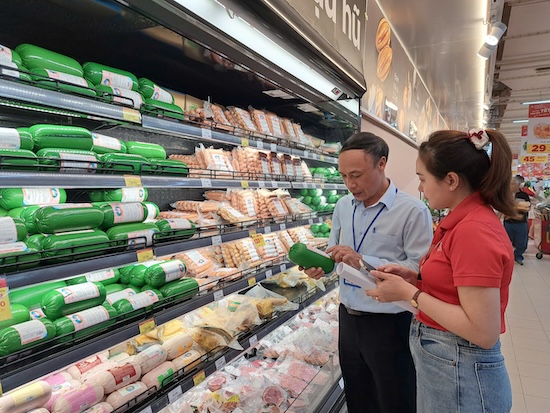 Da Nang strives to prevent dirty food at retail systems and supermarkets before the Lunar New Year. Photo: Nguyen Linh