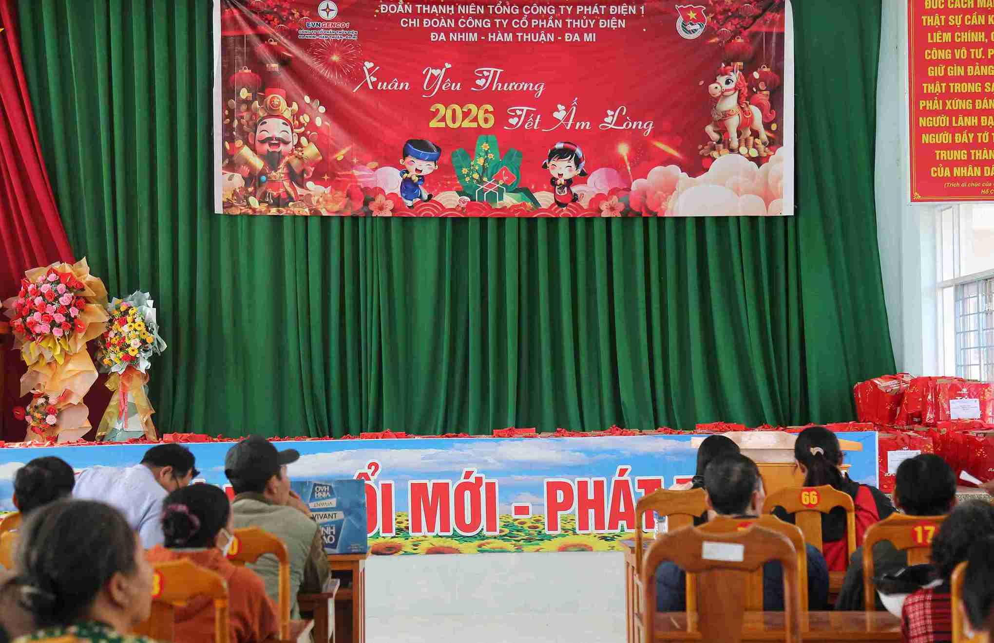 Công ty ĐHĐ trao quà Tết trên địa bàn xã La Dạ (Lâm Đồng). Ảnh: Đức Huy 