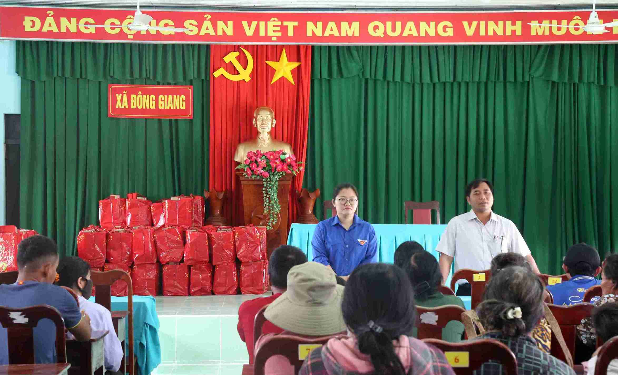 Nearly 1,000 gifts were given by DHĐ Company to people in difficult circumstances through the "Spring of Love - Warm Tet" Program. Photo: Duc Huy