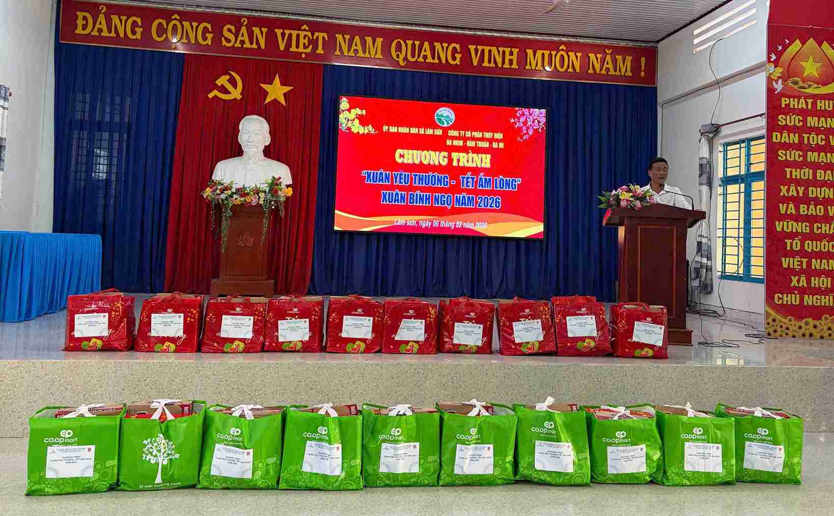 Công ty ĐHĐ trao quà Tết cho người dân xã Lâm Sơn (tỉnh Khánh Hòa). Đức Huy 