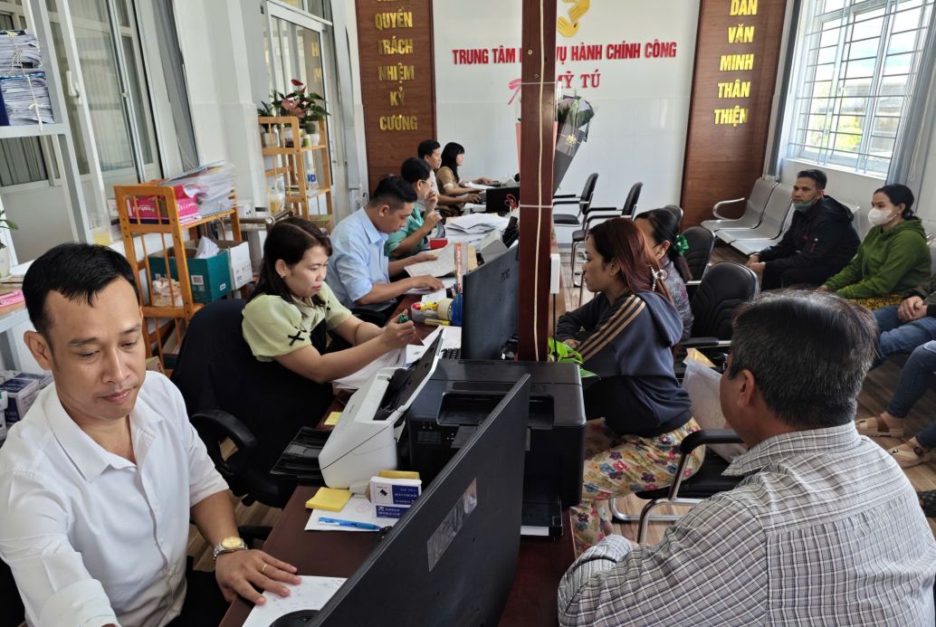 Người dân đến làm thủ tục hộ tịch tại Trung tâm Phục vụ hành chính công xã Mỹ Tú (TP Cần Thơ). Ảnh: Phương Anh