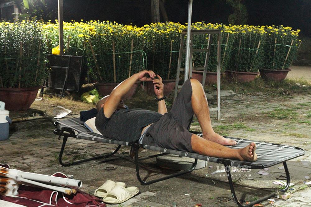 Dù nhọc nhằn, vất vả mưu sinh, ai ai cũng mong có một cái Tết no đủ, hạnh phúc bên người thân, gia đình. Ảnh: Thanh Huyền