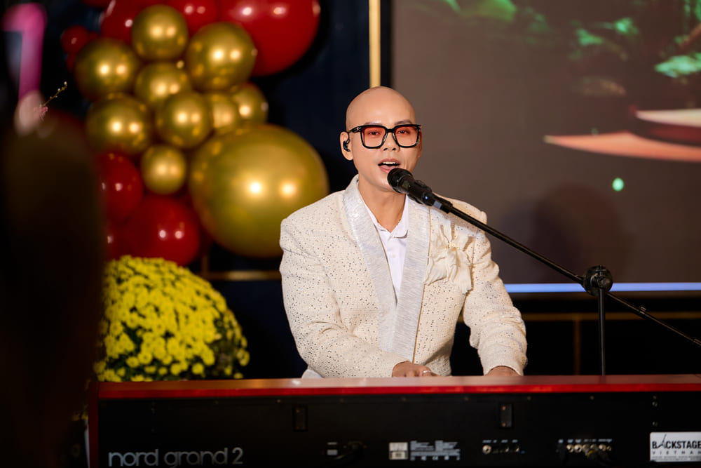 Ca khúc “Happy New Year” 