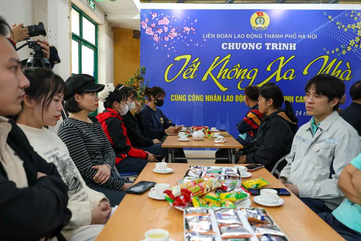 Chương trình Tết không xa nhà được tổ chức với đầy đủ bánh kẹo và những tiết mục văn nghệ, làm vơi bớt nỗi nhớ nhà của mỗi công nhân lao động. Ảnh: Hải Nguyễn