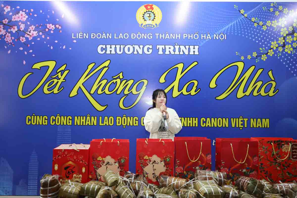 Chị Đặng Thị Mường thay mặt những công nhân ở lại Hà Nội dịp Tết Nguyên đán Bính Ngọ nói lời cảm ơn sự quan tâm của tổ chức Công đoàn. Ảnh: Hải Nguyễn