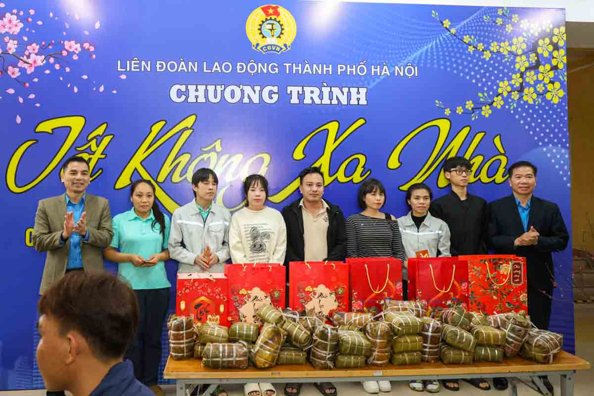 Leaders of the Hanoi Labor Federation present gifts to workers at the "Tet is not far from home" program. Photo: Hai Nguyen