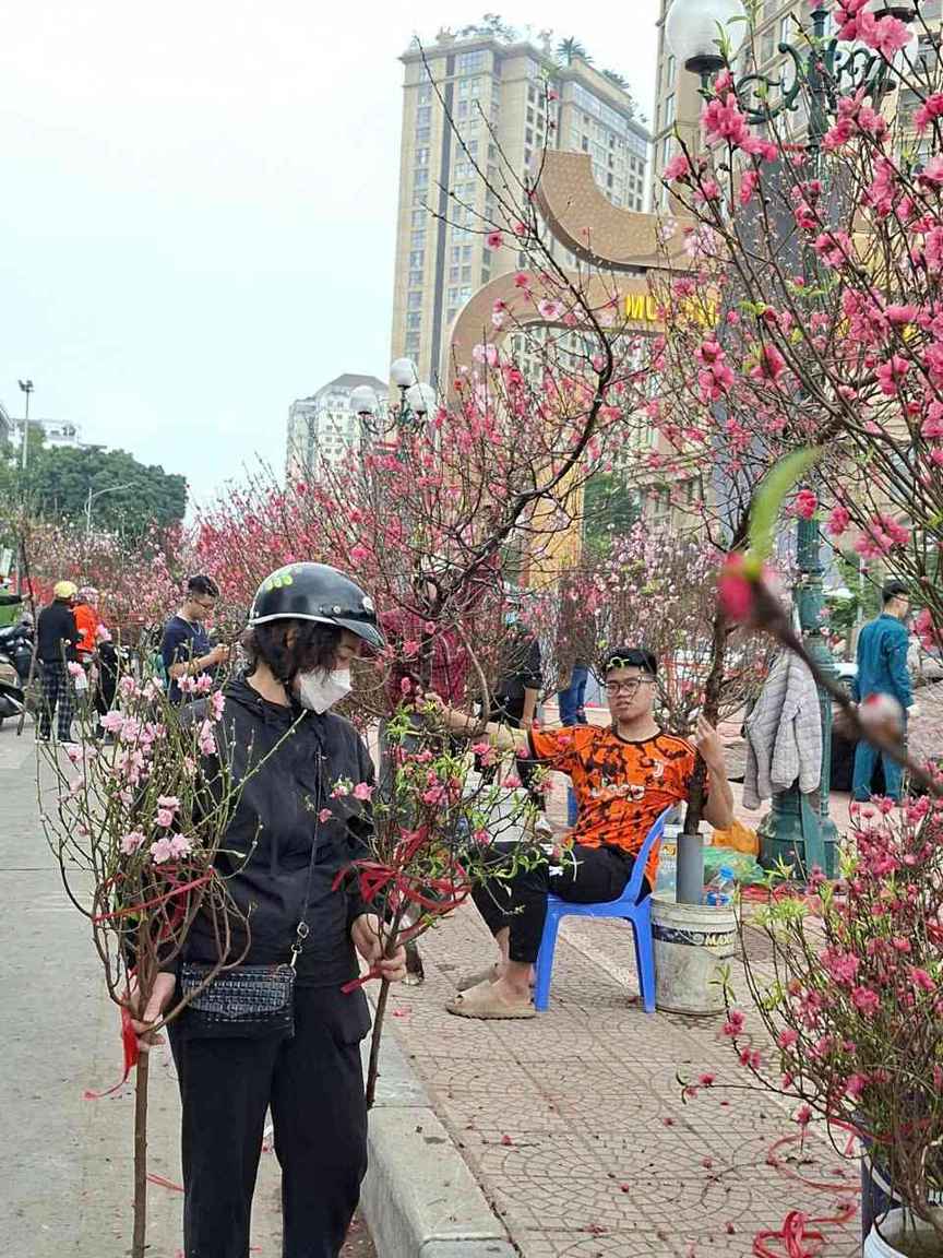 Chợ hoa ngày 28 Tết vẫn đông người mua bán. Ảnh: Lục Giang