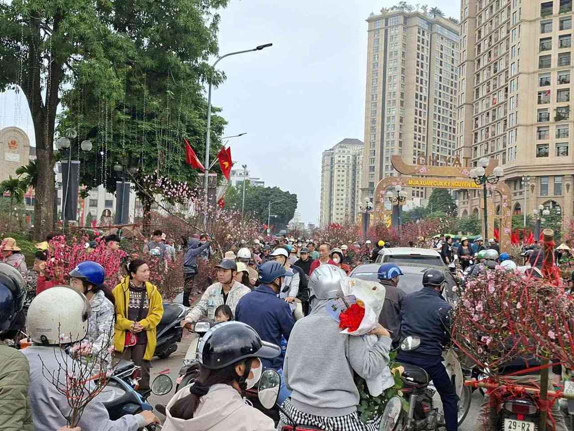 Chợ hoa đông đúc, người mua kẻ bán tấp nập ngày 28 Tết. Ảnh: Lục Giang