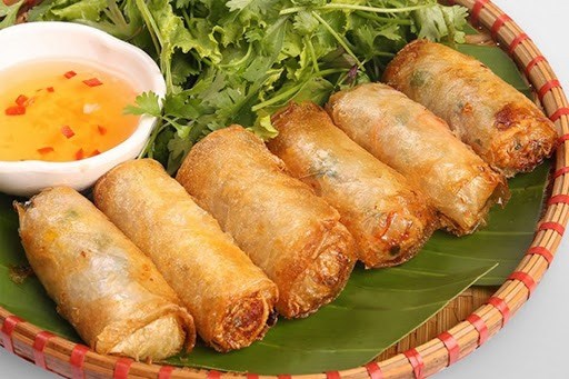 Eat fried spring rolls properly to avoid calorie traps. Photo: Hai An