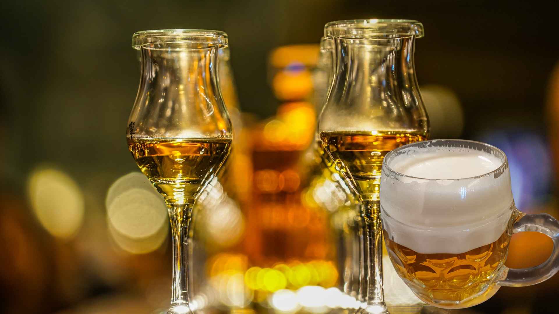 Alcohol and beer increase blood pressure, causing heart rhythm disorders. Graphic photo: Huong Son