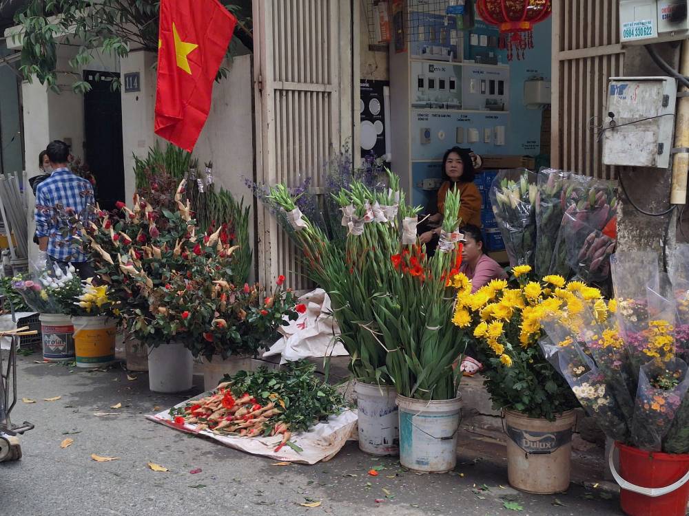 Tại chợ dân sinh, các loại hoa như lay ơn, cúc, hồng... giá khá dễ chịu. Ảnh: Quỳnh Chi