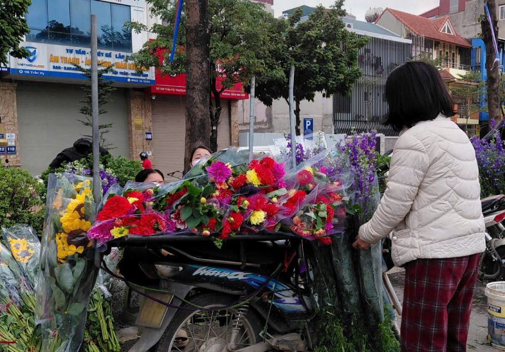 On the 28th of Tet, at people's markets in Hanoi, food prices hardly increased; especially lilies increased sharply in price. Photo: Quynh Chi