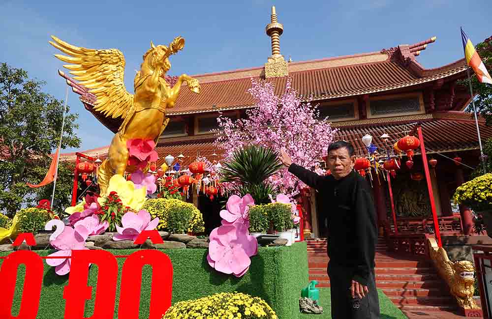 Ông Anh trầm trồ về linh vật ngựa. Ảnh: Trần Tuấn.