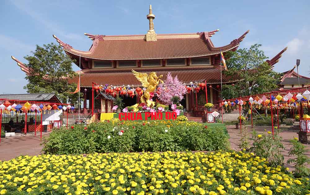 Linh vật ngựa được đặt tại khu vực sân chùa. Ảnh: Trần Tuấn.