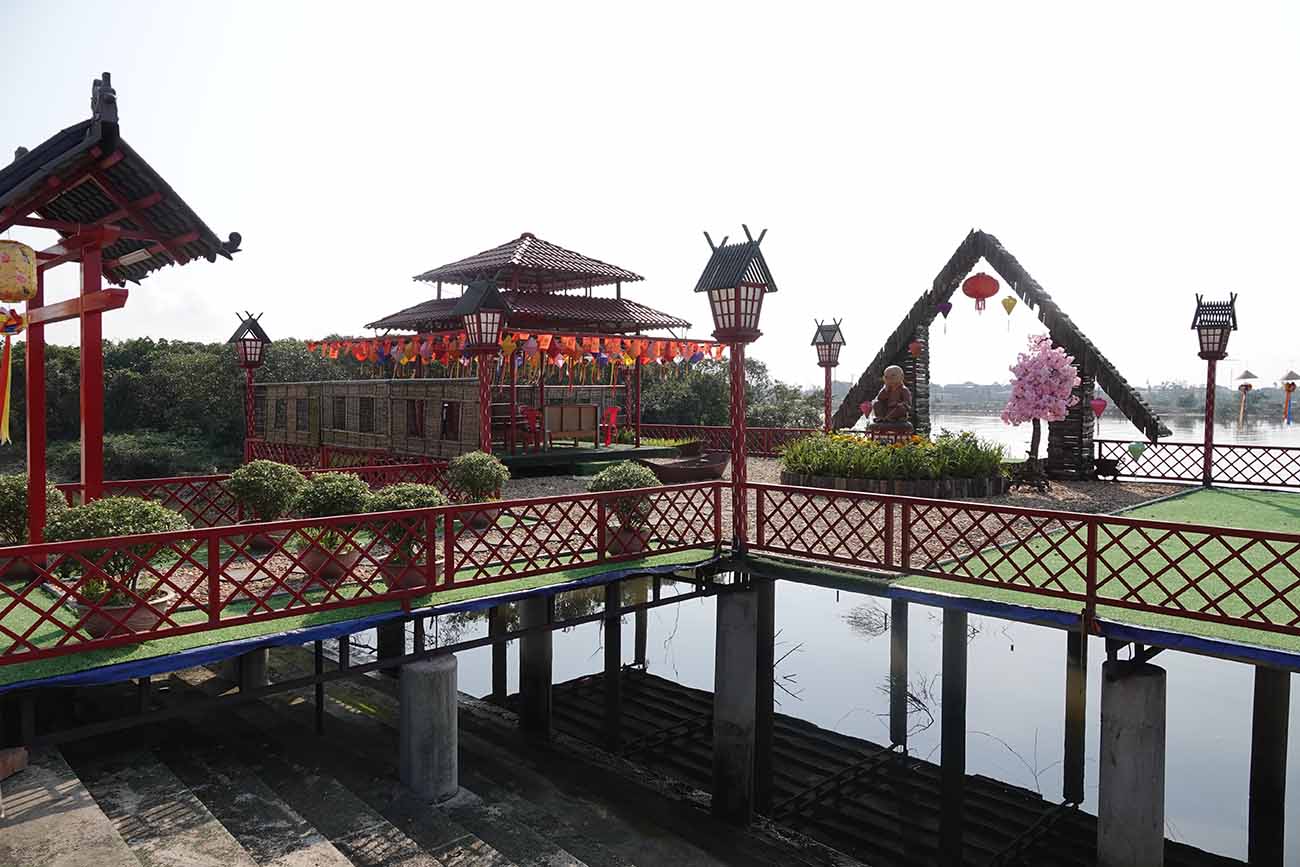 Phía trước chùa còn bố trí không gian ngắm sông rất yên bình, lãng mạn. Ảnh: Trần Tuấn.