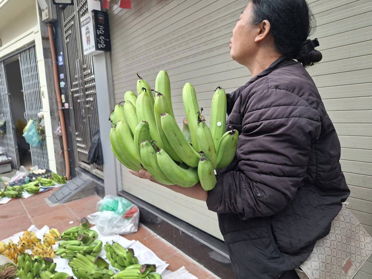 Nải chuối 29 quả, có giá 350 nghìn đồng. Ảnh: Lục Giang