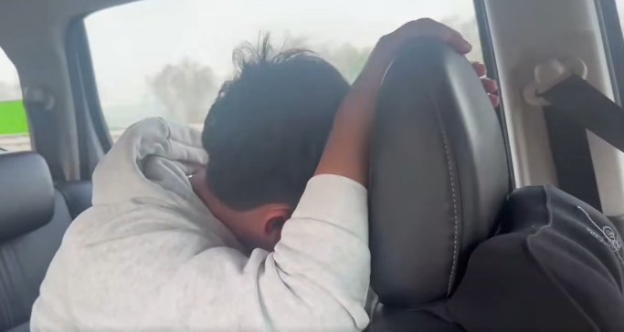 Driver with severe abdominal pain while driving on the highway, had to stop in the emergency lane. Photo: Traffic Police Department